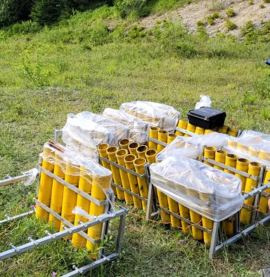 Installations professionnelles de feux d'artifice avec mortiers jaunes en plein air