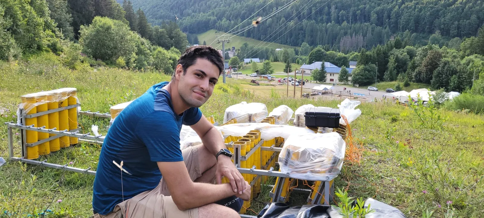 Homme assis à l'extérieur à une table en pleine nature